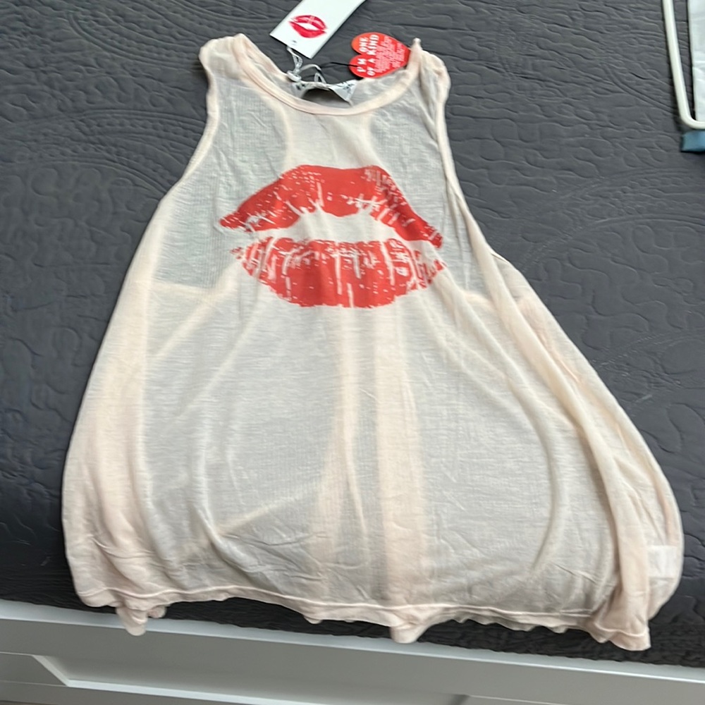 Wildfox sheer tank top brand new size medium peach color with lips in the center